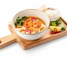 Том ям с креветками и кальмарами