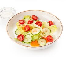 Овощной салат с огурцами, черри и морковью