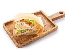 Пита с запечённой куриной грудкой и овощами