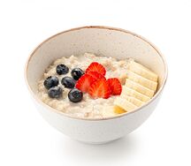 Каша овсяная со свежими ягодами