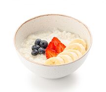 Рисовая каша со свежими ягодами