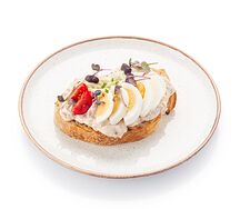 Брускетта с тунцом, яйцом и свежими овощами