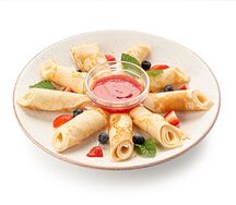 Блинчики со свежими ягодами и топпингом