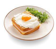 Крок-мадам с сырами грюйер и гауда