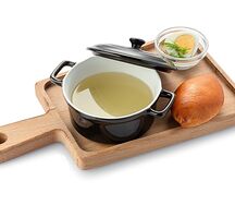 Бульон из курицы яйцом и пирожком с мясом