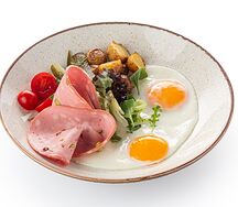 Сытный завтрак с мортаделлой и глазуньей