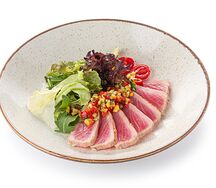 Стейк тунца с овощной сальсой