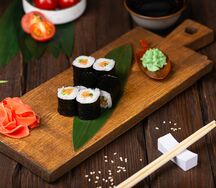 Ролл с копченым лососем