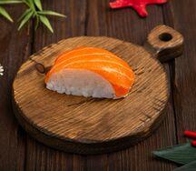 Суши с лососем