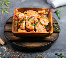 Соба с лососем и креветками