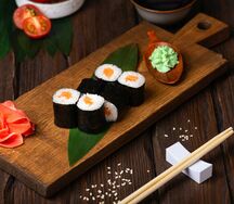 Ролл с лососем