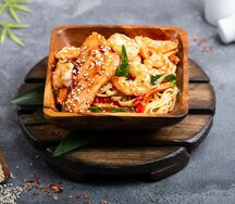 Удон с креветками, лососем и овощами