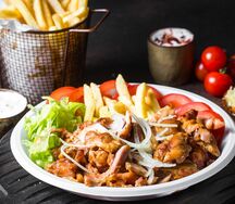 Гирос на тарелке со свининой