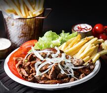 Гирос на тарелке с говядиной