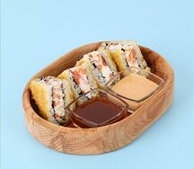 Онигири с лососем жареный