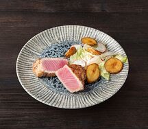 Стейк из тунца с хрустящим салатом