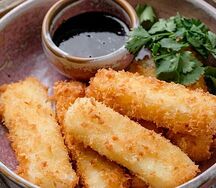 Жареный сулугуни с инжирно-перечным соусом