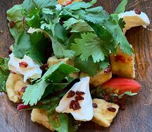 Салат с хрустящими баклажанами и крем-сыром