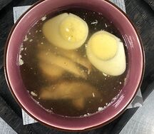 Бульон с копченым яйцом и запеченной курицей
