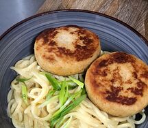 Спагетти с куриными биточками