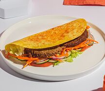 Кыстыбургер с растительной котлетой и овощами с сырным веган-соусом