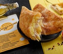Чебурек с курочкой, сыром и зеленью
