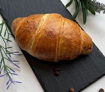 Круассан с карамелью