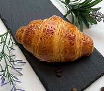 Круассан с малиной