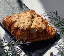 Круассан с миндальным кремом