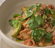 Филе цыпленка с овощами в кунжутном соусе