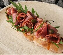 Брускетта с ростбифом, рукколой и соус вителло тоннато
