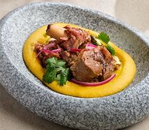 Баранина запеченная с картофельным пюре и мятным йогуртом