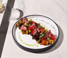 Теплый салат из телятины с овощами и сладким соусом