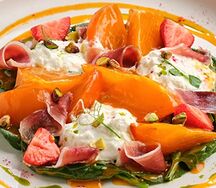 Персики со страчателлой, вяленой уткой и шпинатом