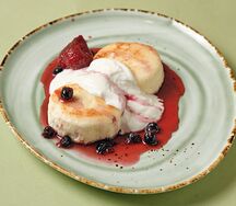 Сырники со сметаной и ягодным соусом