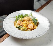 Фетучини с креветками и брокколи