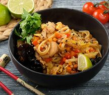 Вок с лапшой и курицей