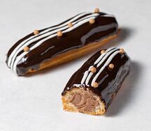 Эклер шоколадный