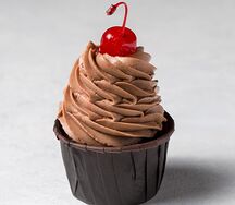 Капкейк шоколадный с вишней