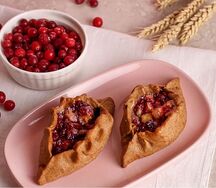 Ржаной пирожок с брусникой и яблоками