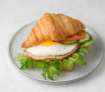Сэндвич-круассан с окороком