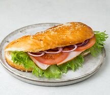 Сэндвич на сдобной булке с окороком