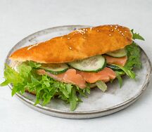 Сэндвич на сдобной булке с семгой