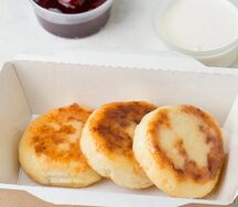 Сырники с вишневым вареньем и сметаной