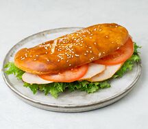 Сэндвич на сдобной булке с куриной грудкой