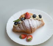 Круассан с ягодами