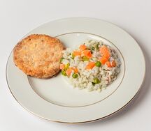 Котлета куриная с сыром и рис с овощами