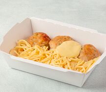 Биточки куриные и спагетти