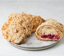 Круассан Королевский с клубникой и белым шоколадом