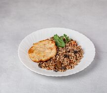 Котлета куриная с сыром и гречка с грибами